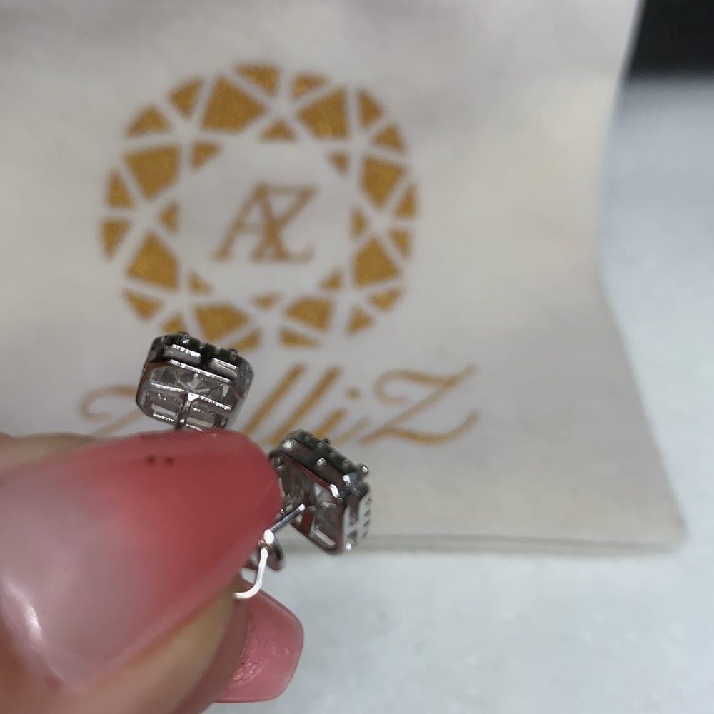 Square halo round brilliant diamond earrings - Picture 9 of 12